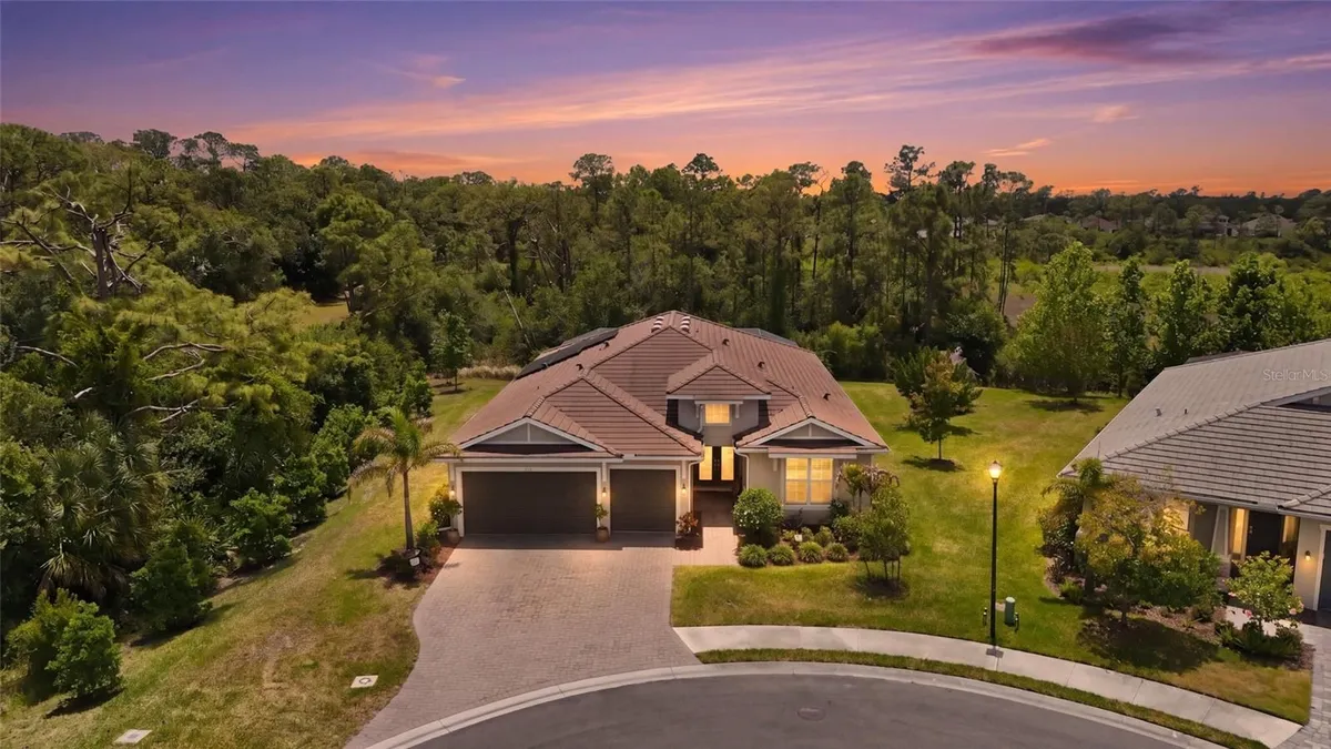 Property Slideshow image 1 of 81 | 617 mistiflower cir, Nokomis, FL, 34275
