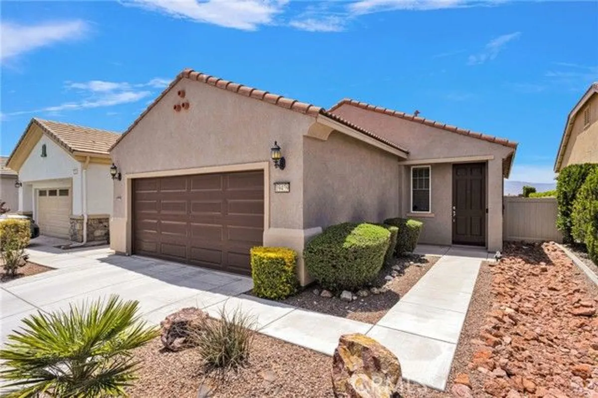 Property Slideshow image 1 of 51 | 19459 maple crk, Apple Valley, CA, 92308