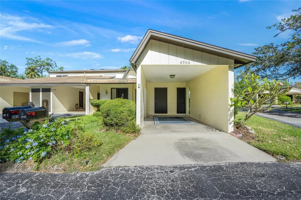 Property Slideshow image 1 of 35 | 6906 woodwind dr 12, Sarasota, FL, 34231