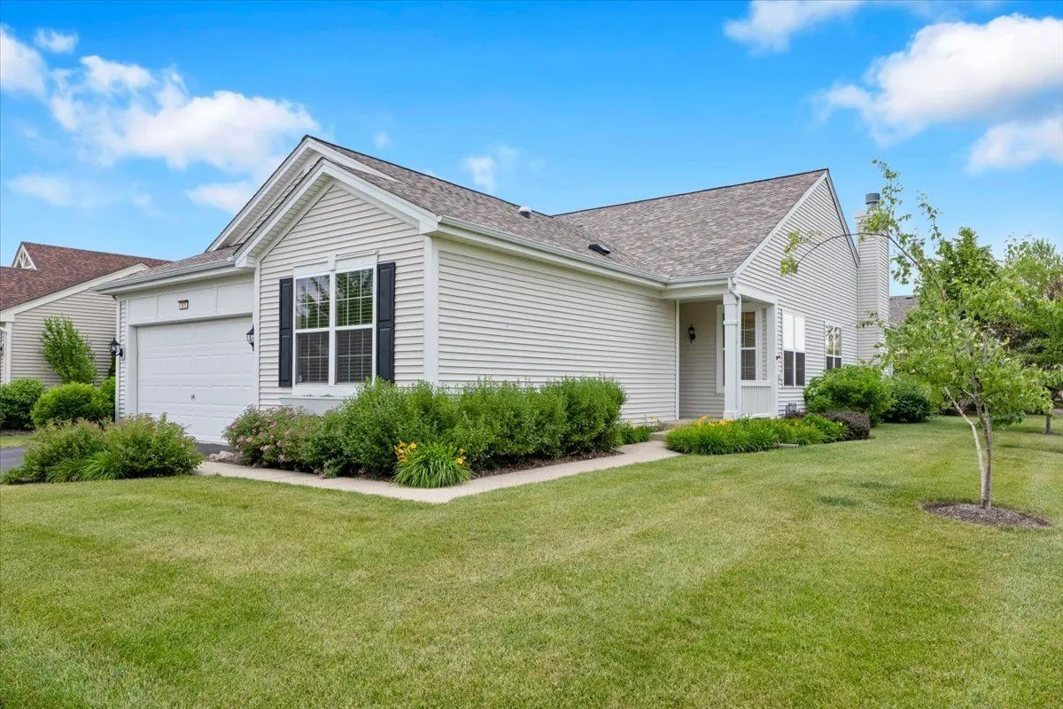 Property Slideshow image 1 of 23 | 918 scottsdale dr, Pingree Grove, IL, 60140