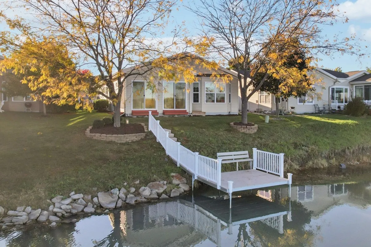 Property Slideshow image 1 of 39 | 328 legacy ct, Grayslake, IL, 60030