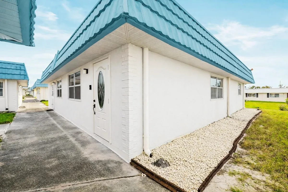 Property Slideshow image 1 of 29 | 1801 bedford ln 27, Sun City Center, FL, 33573