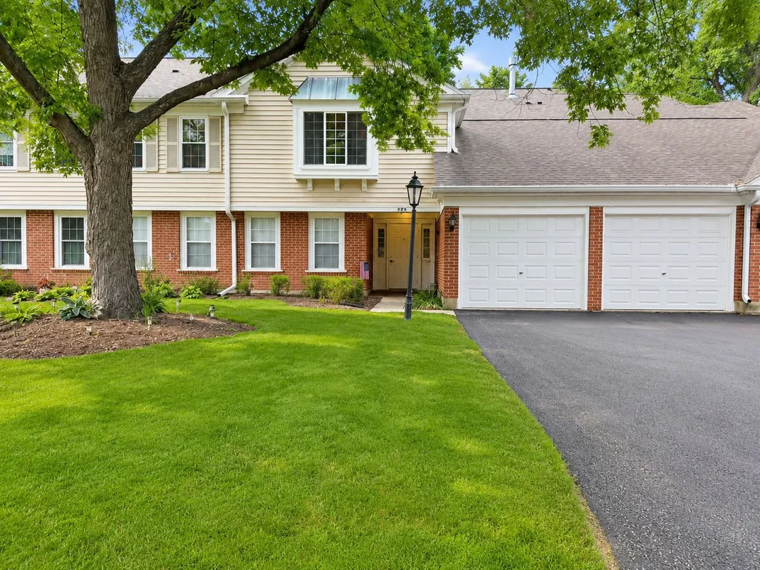Property Slideshow image 1 of 34 | 585 edinburgh ln b, Prospect Heights, IL, 60070