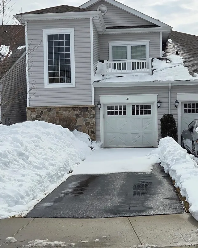 Property Slideshow image 1 of 23 | 41 greentree ct, Brookhaven, NY, 11967