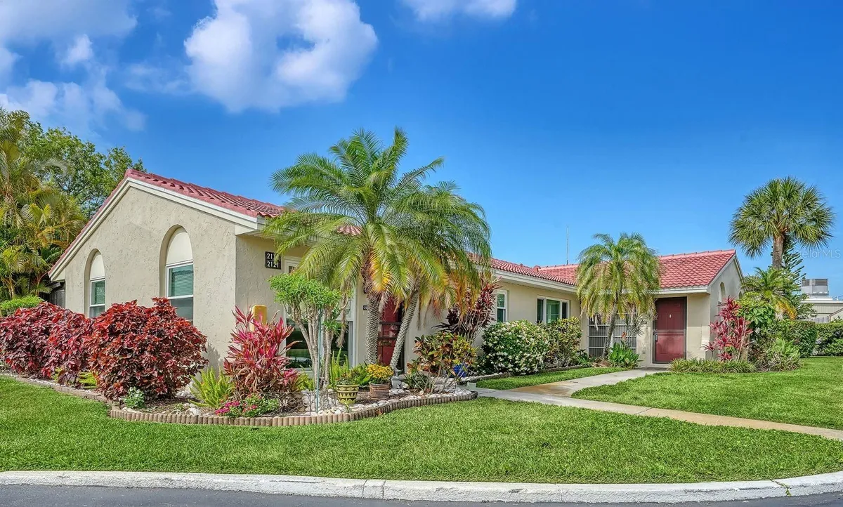 Property Slideshow image 1 of 48 | 2121 pueblo cir v6, Sarasota, FL, 34231
