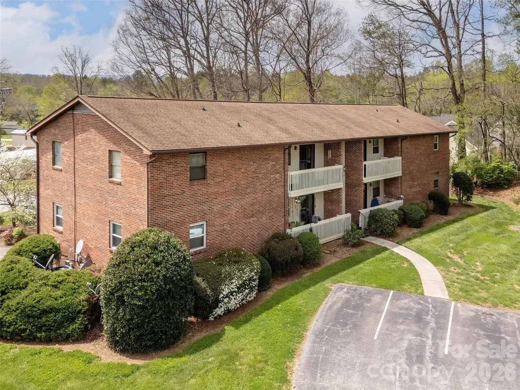 Property Slideshow image 1 of 31 | 103 oakwood pl 4, Hendersonville, NC, 28792