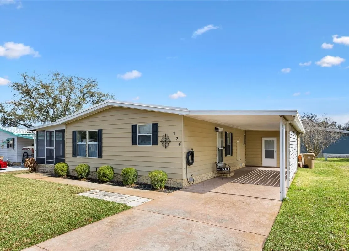 Property Slideshow image 1 of 34 | 724 royal palm ave, Lady Lake, FL, 32159