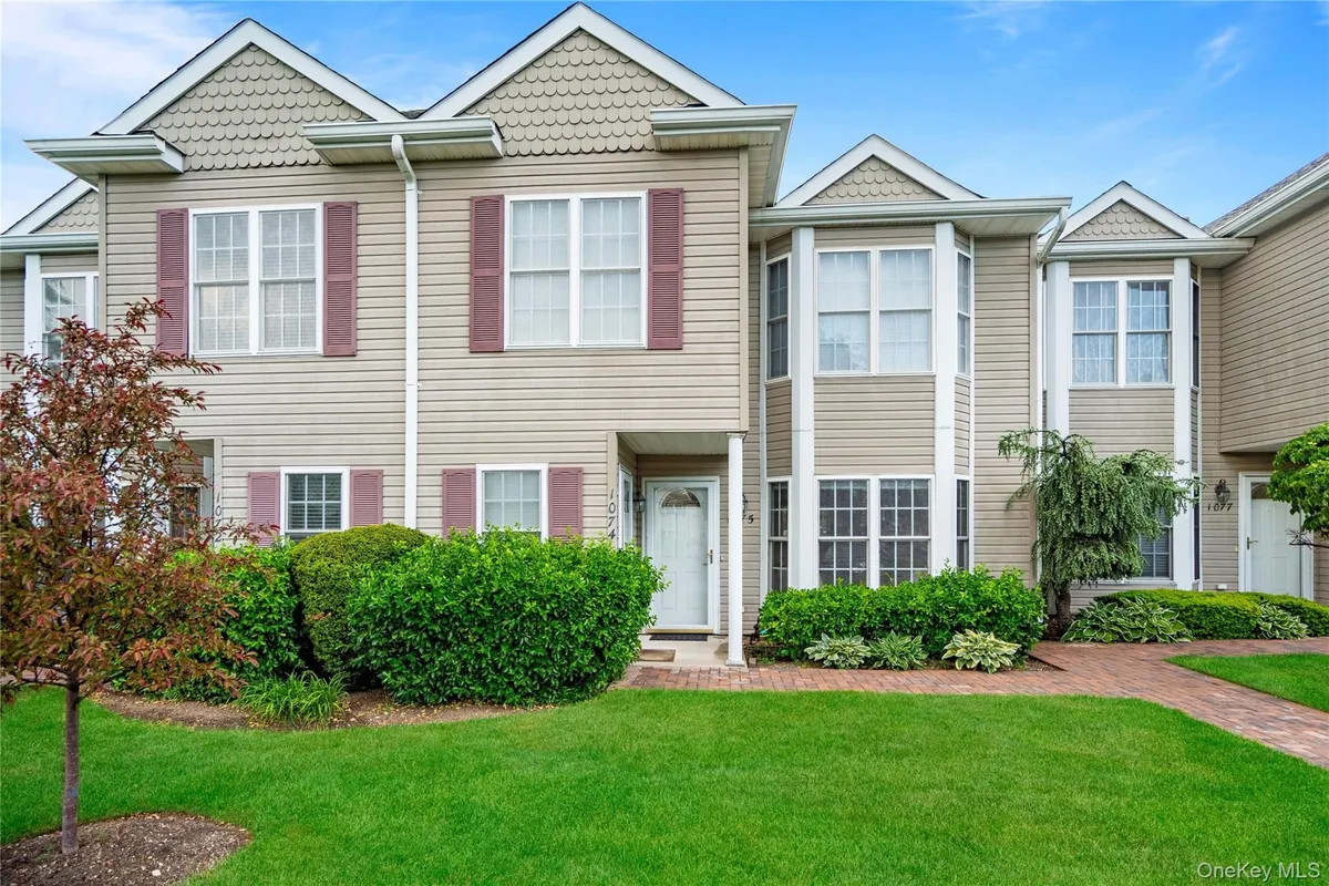 Property Slideshow image 1 of 36 | 1075 savoy dr, Huntington, NY, 11747