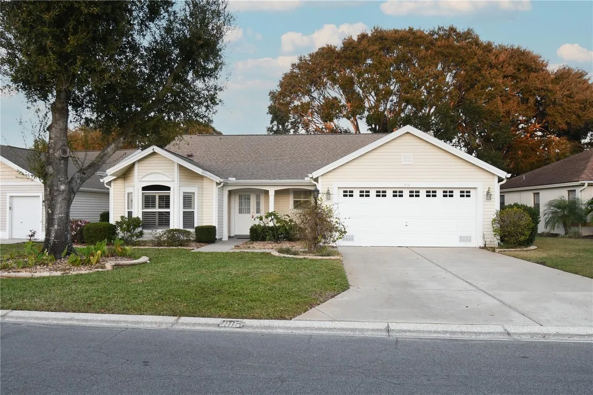 Property Slideshow image 1 of 14 | 915 ramos dr, Lady Lake, FL, 32159