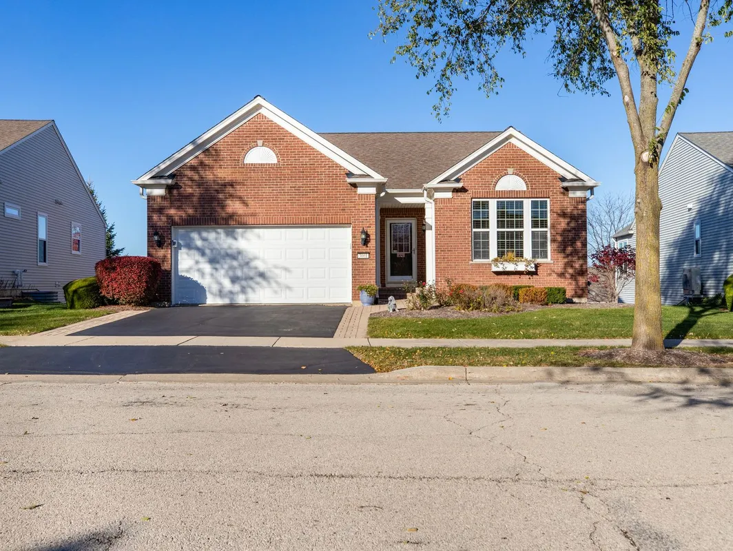Property Slideshow image 1 of 36 | 3001 ravinia cir, Mundelein, IL, 60060