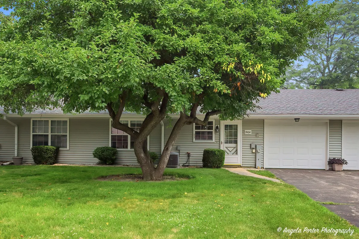 Property Slideshow image 1 of 38 | 7404 crest hill ct 215, Fox Lake, IL, 60020