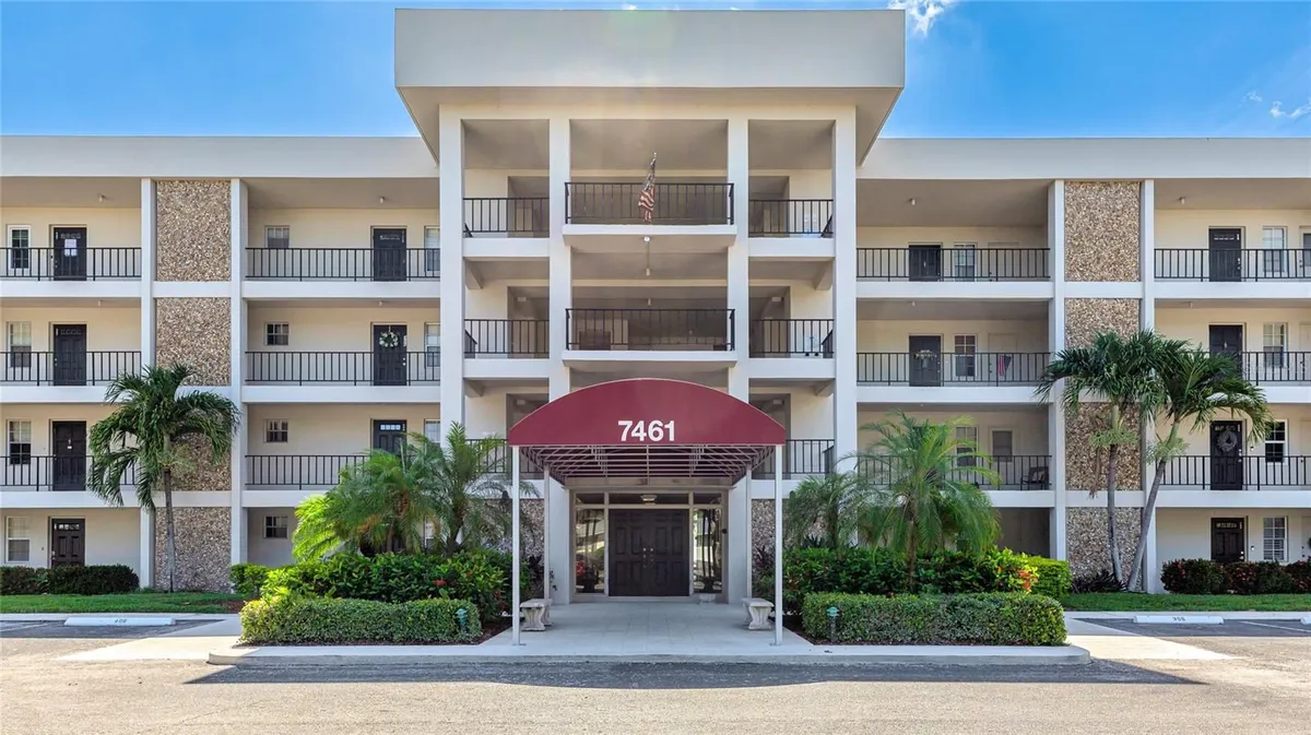 Property Slideshow image 1 of 23 | 7461 w country club dr 206, Sarasota, FL, 34243
