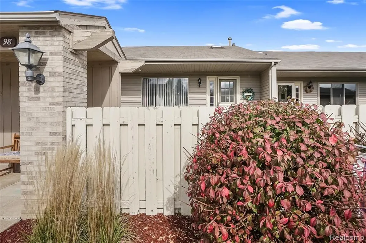 Property Slideshow image 1 of 42 | 62512 raleigh ct unit 4, South Lyon, MI, 48178
