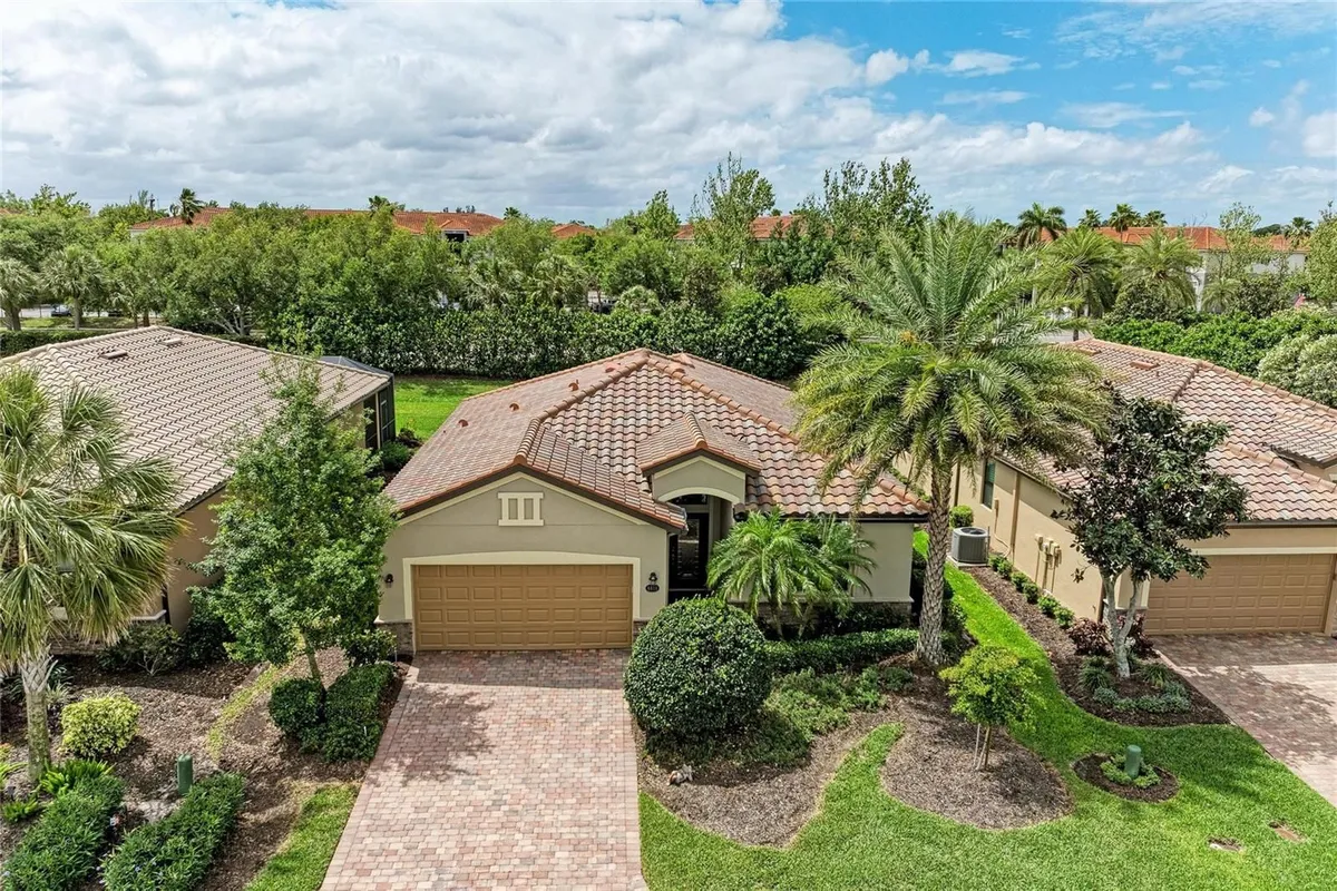 Property Slideshow image 1 of 63 | 6810 willowshire way, Bradenton, FL, 34212