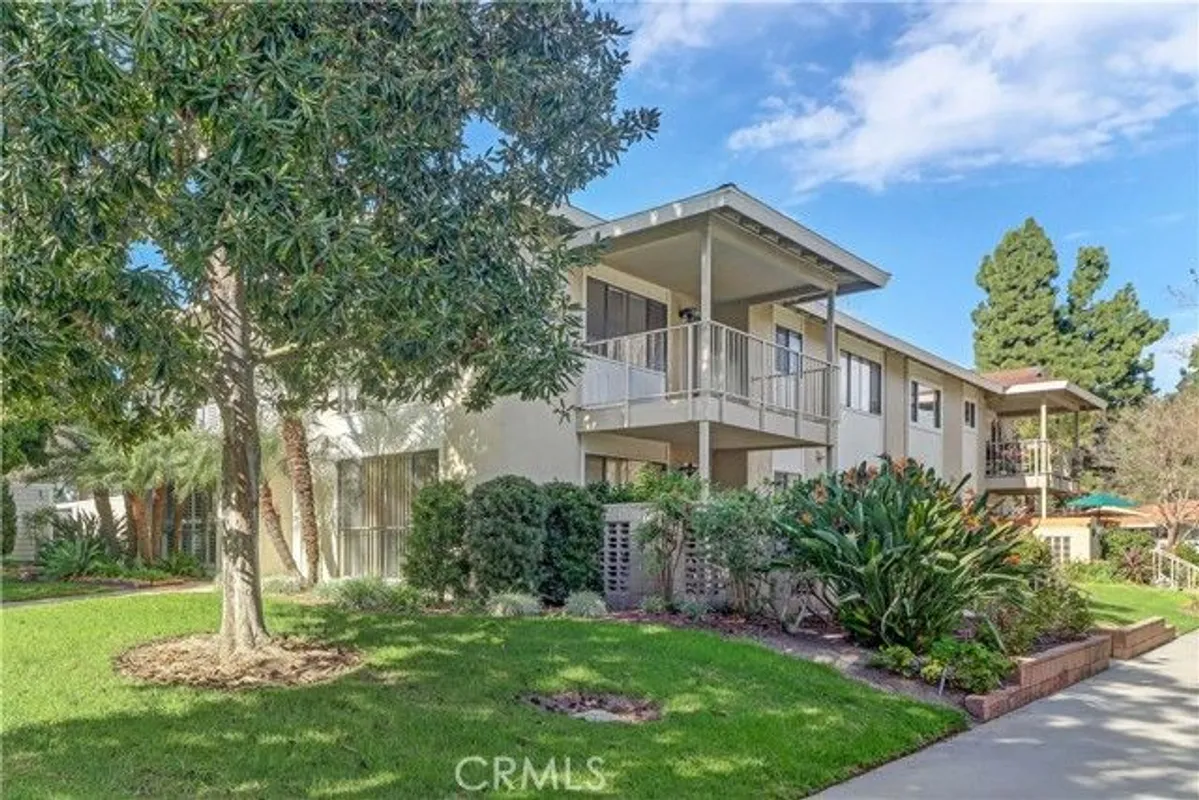 Property Slideshow image 1 of 40 | 930 avenida majorca q, Laguna Woods, CA, 92637