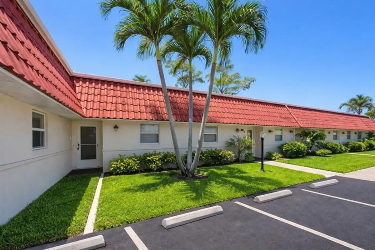 Property Slideshow image 1 of 21 | 127 amherst ln # 127, Lake Worth, FL, 33467