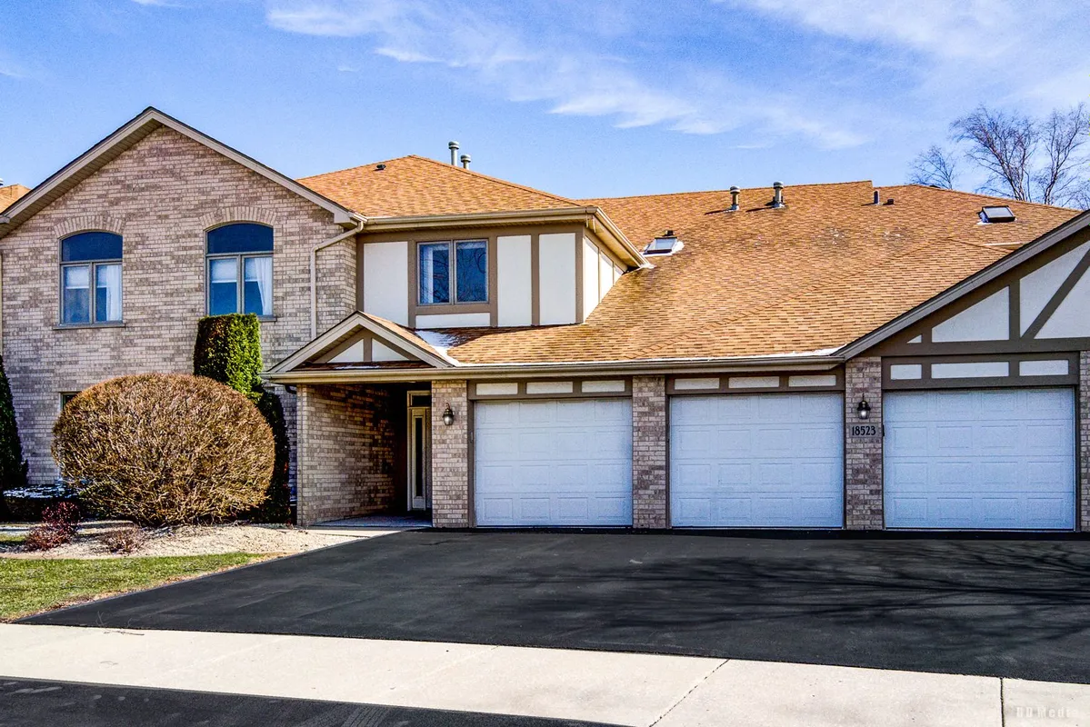 Property Slideshow image 1 of 16 | 18523 pine lake dr 4, Tinley Park, IL, 60477