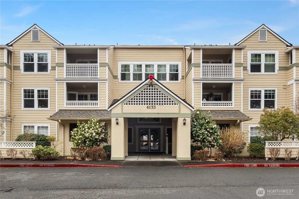 Property Slideshow image 1 of 30 | 4133 224th ln 213, Issaquah, WA, 98029