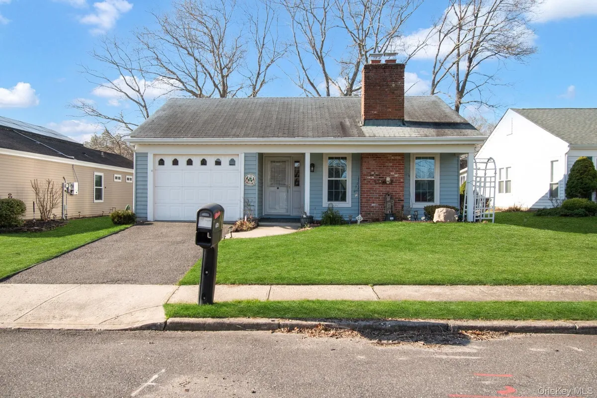 Property Slideshow image 1 of 17 | 475 stratford ln, Brookhaven, NY, 11961