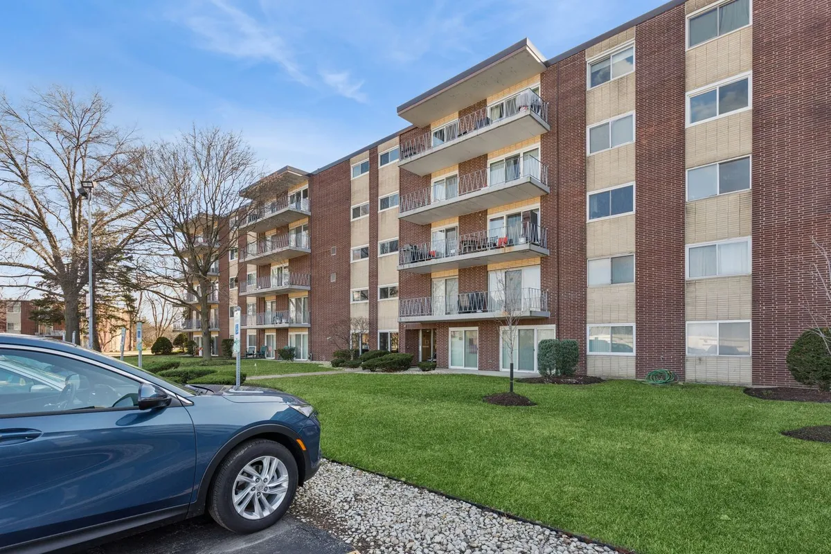 Property Slideshow image 1 of 20 | 2900 maple ave 4d, Downers Grove, IL, 60515