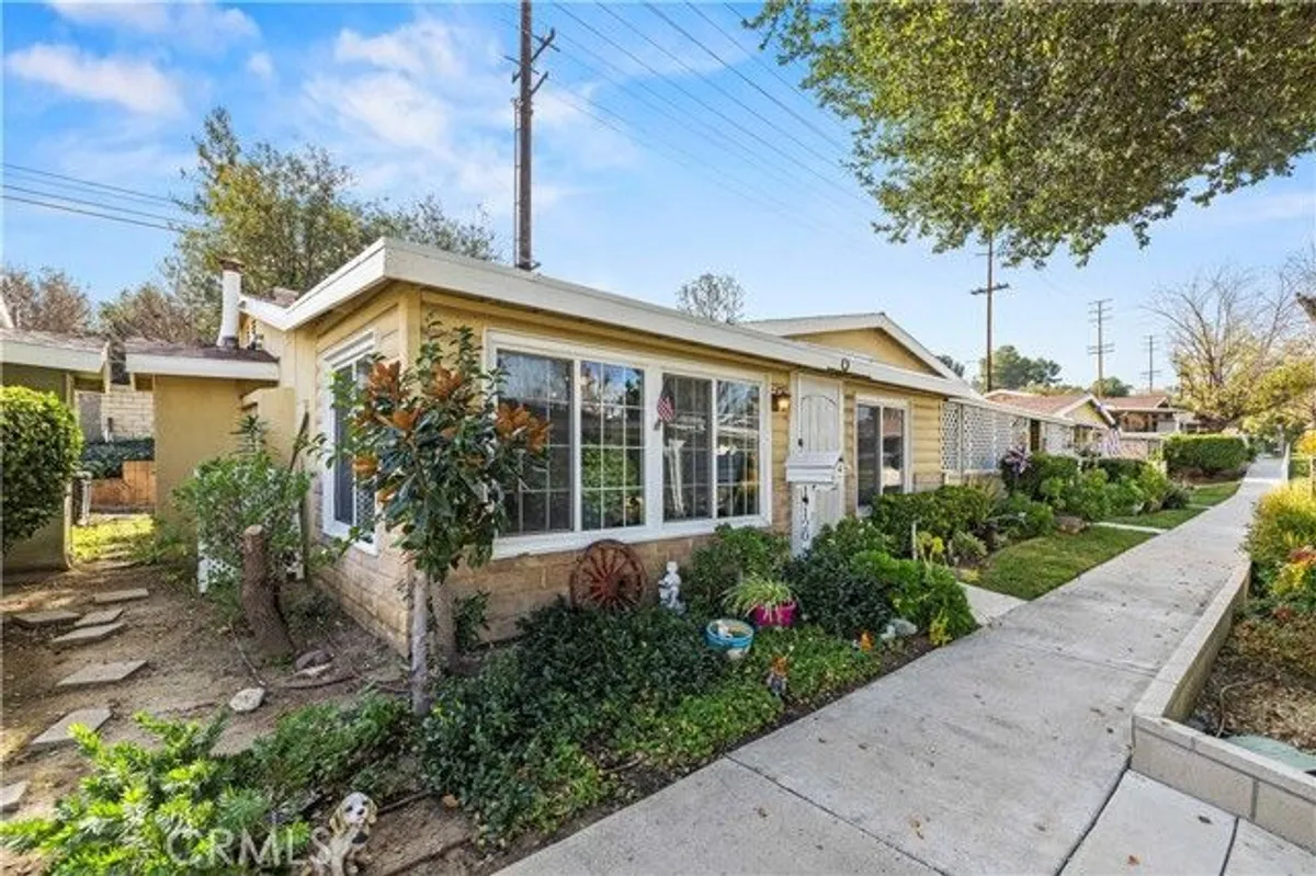 Property Slideshow image 1 of 51 | 19120 avenue of the oaks a, Newhall, CA, 91321