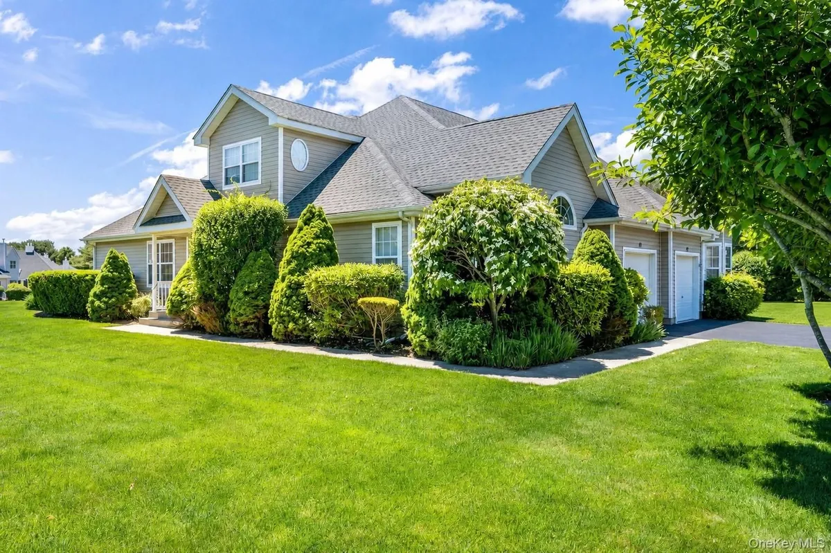 Property Slideshow image 1 of 21 | 174 adele ct, Riverhead, NY, 11901