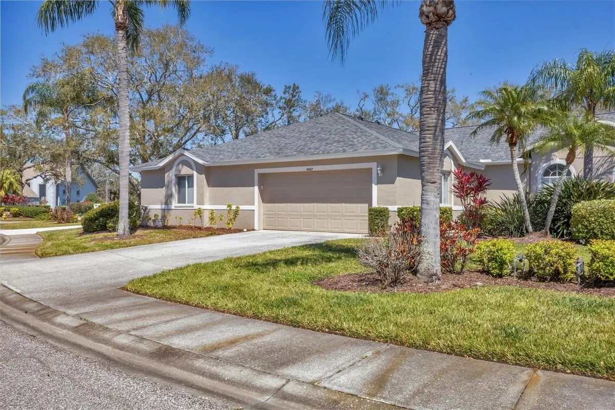 Property Slideshow image 1 of 50 | 6907 stoneywalk ct, Bradenton, FL, 34203