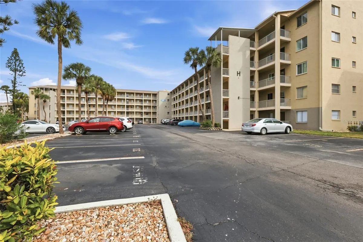 Property Slideshow image 1 of 35 | 3839 lake bayshore dr h516, Bradenton, FL, 34205