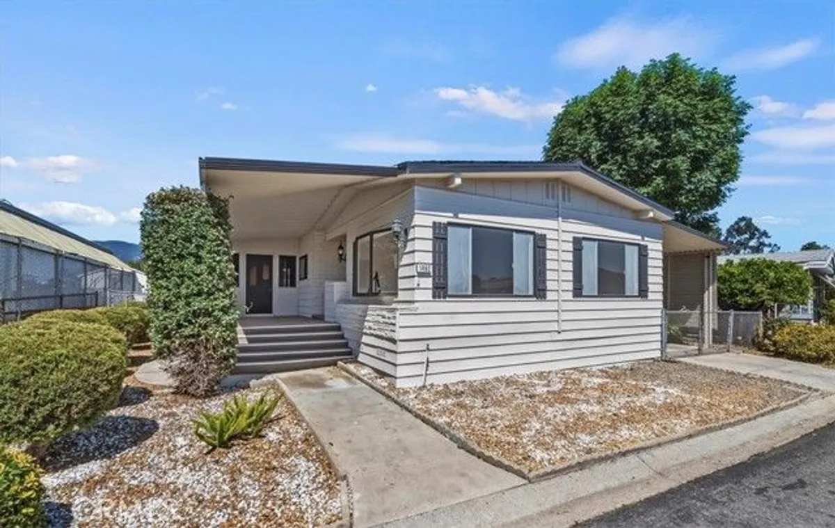Property Slideshow image 1 of 38 | 1462 rainbrook way, Corona, CA, 92882