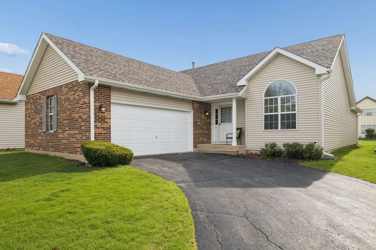 Property Slideshow image 1 of 21 | 21069 w hazelnut ln, Plainfield, IL, 60544