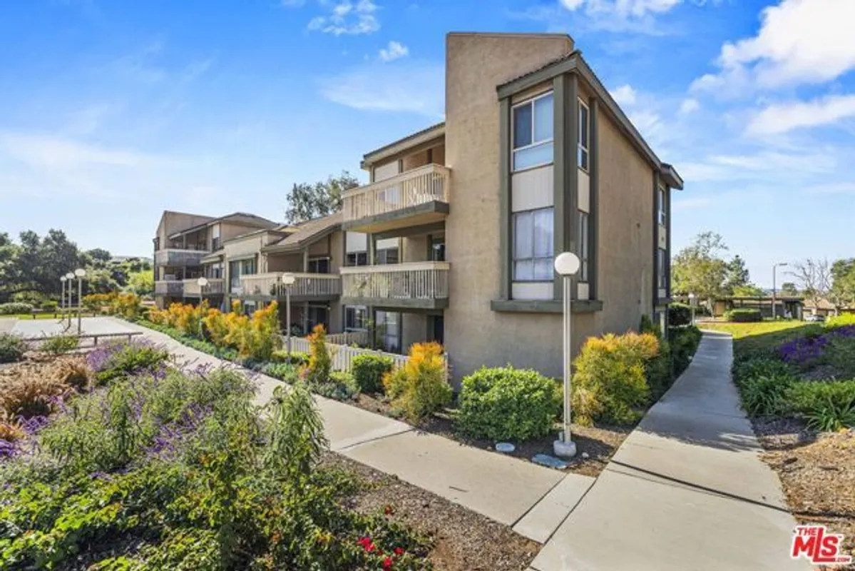 Property Slideshow image 1 of 20 | 824 pinetree cir 14, Thousand Oaks, CA, 91360