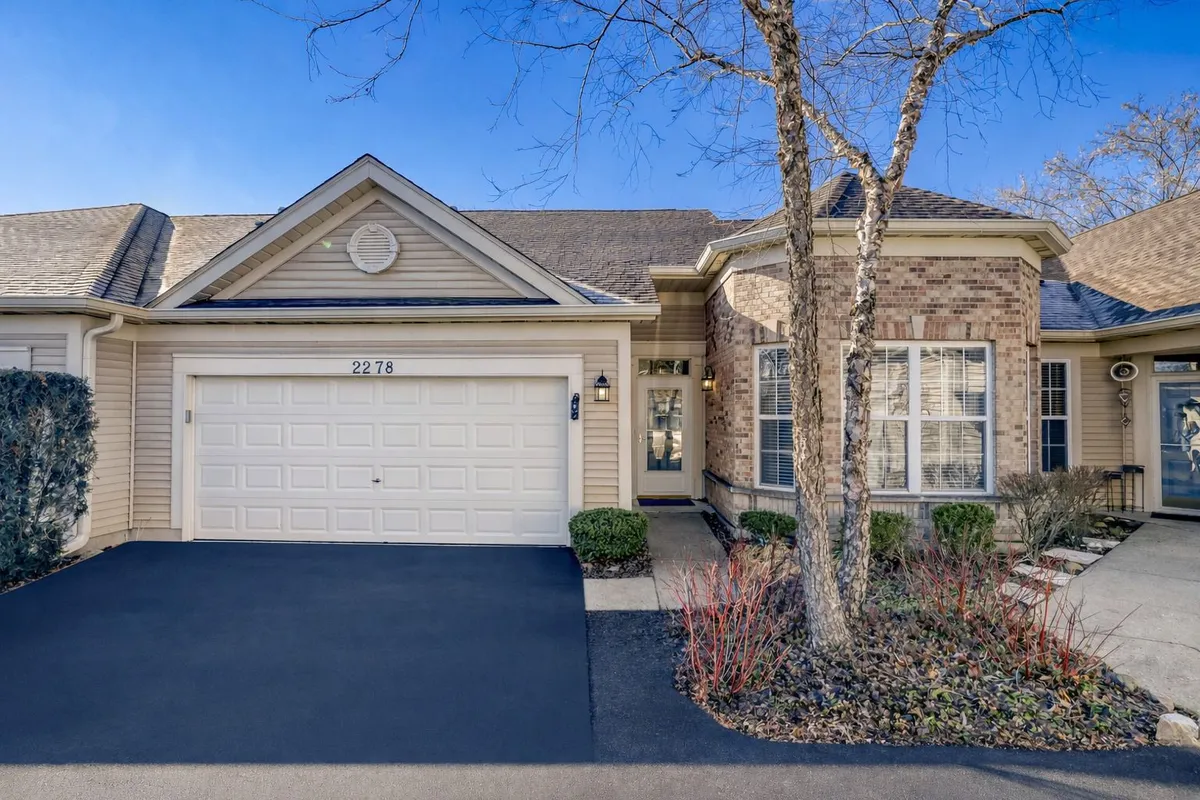 Property Slideshow image 1 of 18 | 2278 meadowcroft ln, Grayslake, IL, 60030