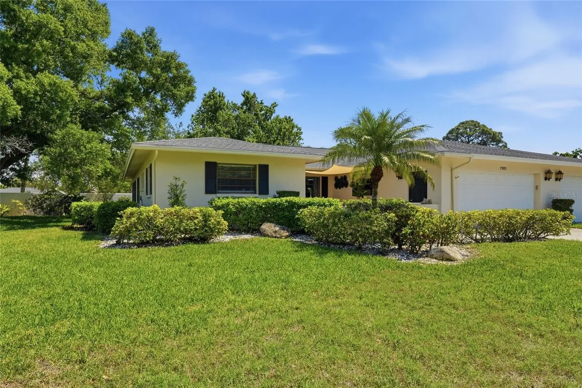 Property Slideshow image 1 of 35 | 7101 fairway bend cir, Sarasota, FL, 34243