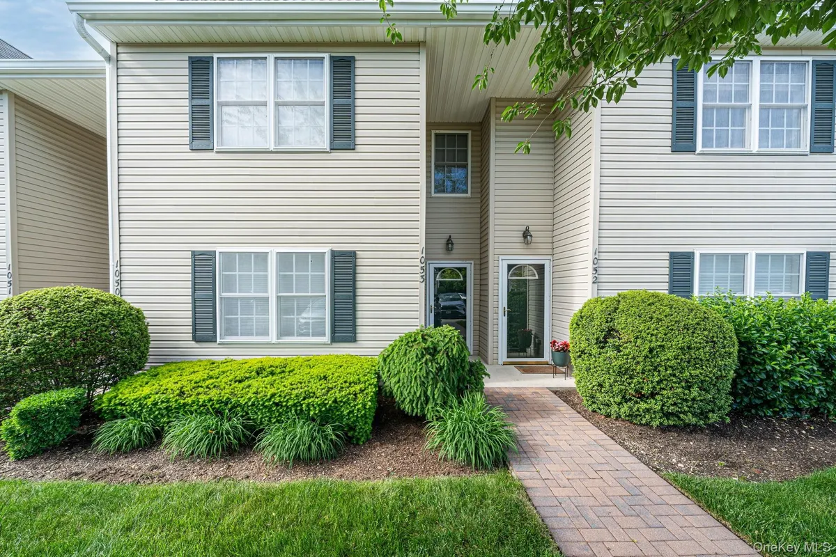 Property Slideshow image 1 of 24 | 1053 savoy dr, Huntington, NY, 11747