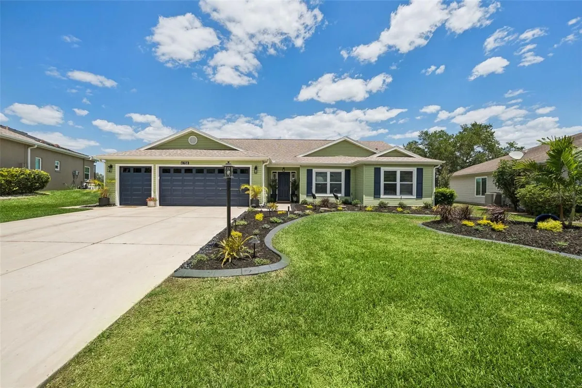 Property Slideshow image 1 of 62 | 4750 sawgrass lake cir, Leesburg, FL, 34748