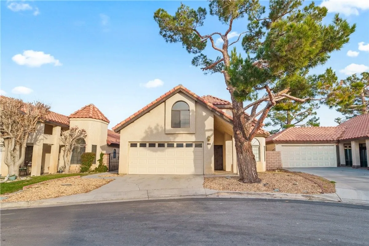 Property Slideshow image 1 of 33 | 11530 pepper ln, Apple Valley, CA, 92308