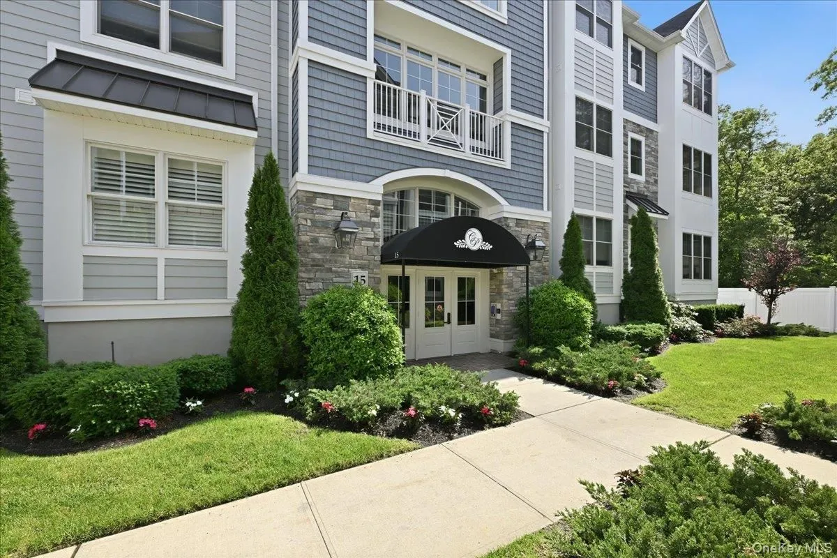 Property Slideshow image 1 of 30 | 15103 aspenwood dr, Oyster Bay, NY, 11803