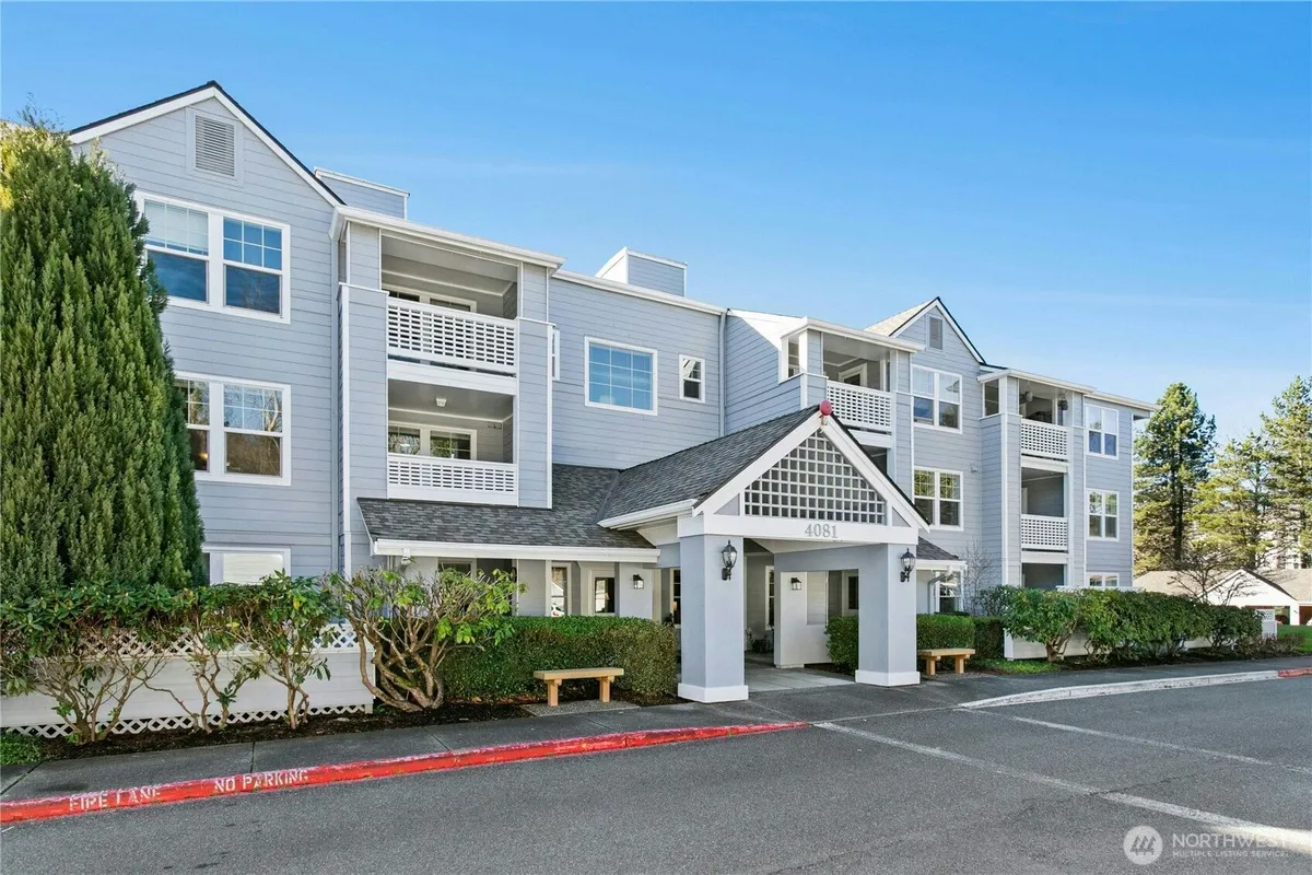 Property Slideshow image 1 of 27 | 4081 224th ln 202, Issaquah, WA, 98029