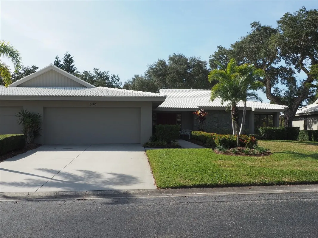 Property Slideshow image 1 of 42 | 6120 wilshire cir # 6, Sarasota, FL, 34238