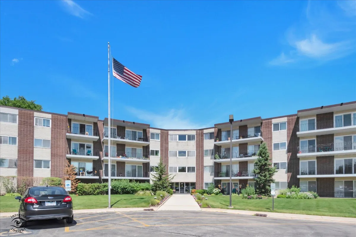Property Slideshow image 1 of 27 | 5540 walnut ave 33a, Downers Grove, IL, 60515