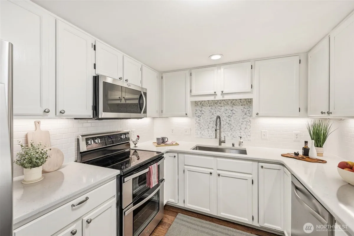Property Slideshow image 1 of 40 | 4081 224th ln 210, Issaquah, WA, 98029