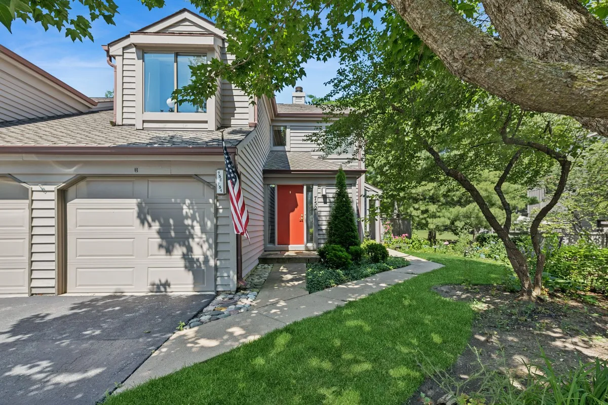 Property Slideshow image 1 of 23 | 752 shoreline rd 1077, Lake Barrington, IL, 60010