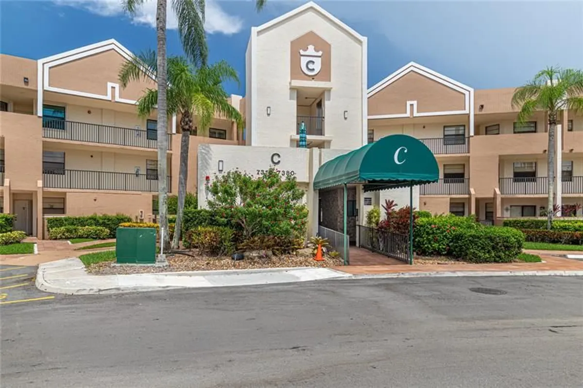 Property Slideshow image 1 of 50 | 7312 fairfax dr 102, Tamarac, FL, 33321
