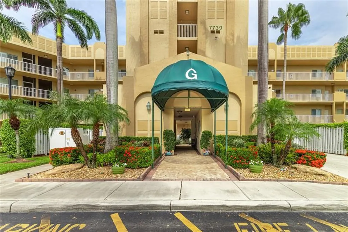 Property Slideshow image 1 of 39 | 7739 southampton ter 202, Tamarac, FL, 33321