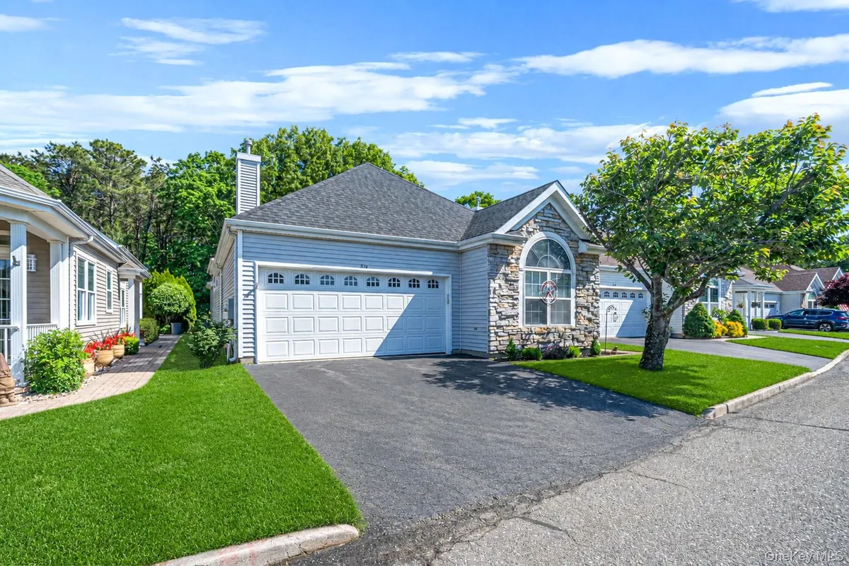 Property Slideshow image 1 of 36 | 576 leisure dr, Brookhaven, NY, 11961