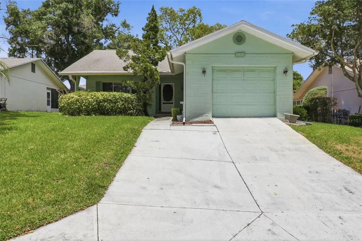 Property Slideshow image 1 of 25 | 10600 salamanca dr, Port Richey, FL, 34668