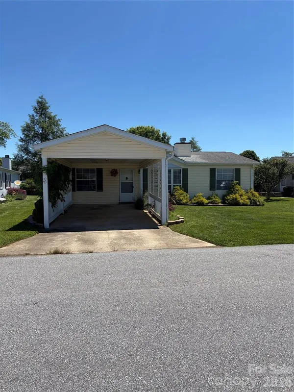 Property Slideshow image 1 of 25 | 261 white ash cir, Hendersonville, NC, 28739