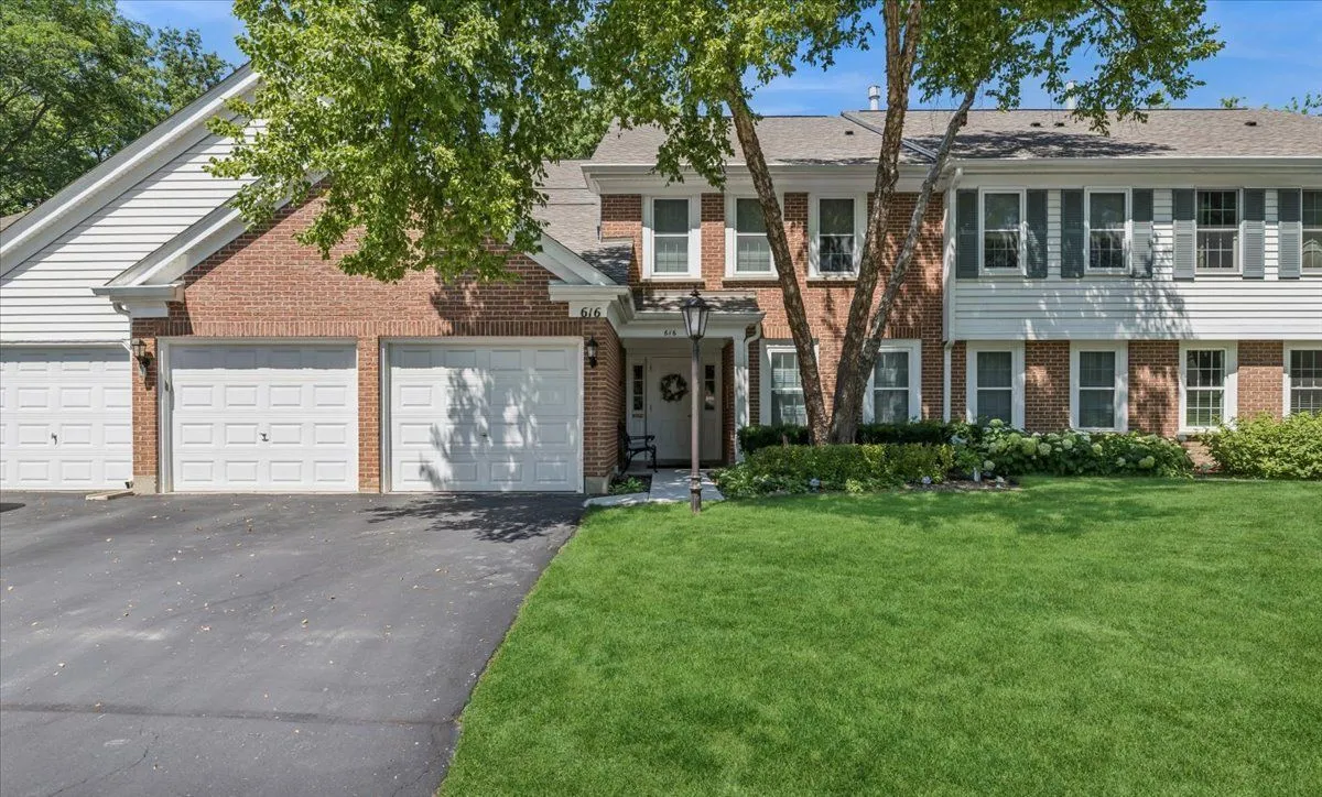 Property Slideshow image 1 of 20 | 616 edinburgh ln b, Prospect Heights, IL, 60070