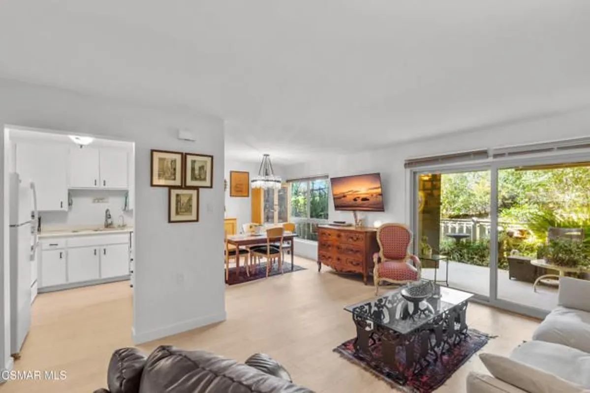 Property Slideshow image 1 of 33 | 351 chestnut hill ct 14, Thousand Oaks, CA, 91360