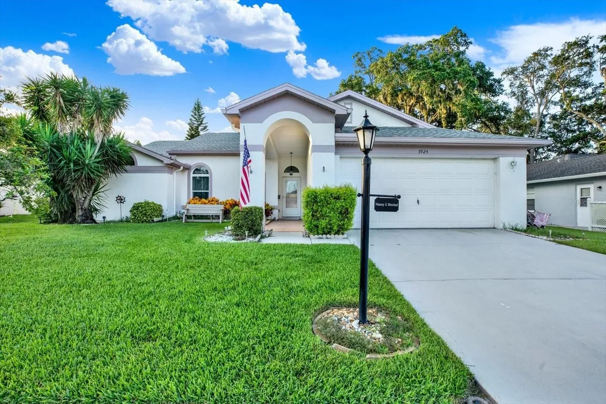 Property Slideshow image 1 of 28 | 5924 willow creek ct, New Port Richey, FL, 34655